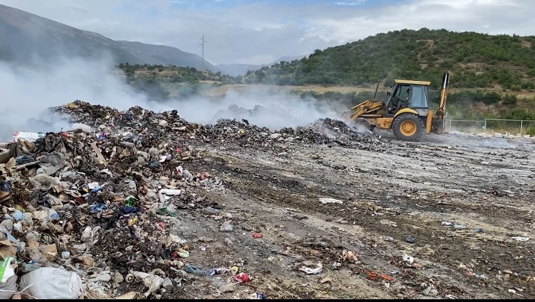 Digjet prej dy ditësh fusha e mbetjeve në Përmet, banorët: Zjarrin e vendos bashkia! Na mbyti tymi!