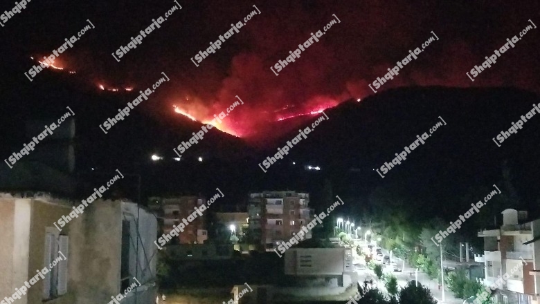 VIDEO/ Vatra zjarri në Delvinë, ngrihet brez sigurie për të mos iu afruar puseve të naftës! Zjarrfikësit dhe banorët në luftë me flakët