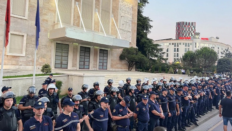 FOTO/ Protesta e opozitës/ 4 reshta policie ruajnë godinën, efektivët të pajisur dhe me maska antigaz