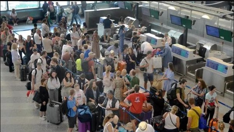 Aeroportet në ditën më të keqe: rrezikohen pushimet e mijëra personave, çfarë po ndodh?