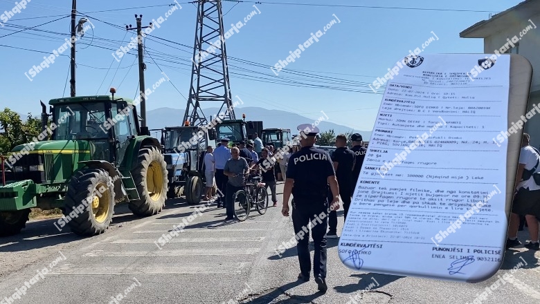 'Nuk shesim dot pataten, qepën as grurin!' Fermerët e Maliqit në protestë, bllokojnë rrugën me zetora! Policia u vendos 70 gjoba me nga 1 mln lekë të vjetra secila