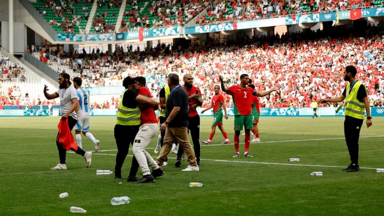 VIDEO/ Çudira në Lojërat Olimpike, VAR anulon golin e Argjentinës pas katër orësh! Maroku fiton 1-2, dhunë në fushë nga tifozët