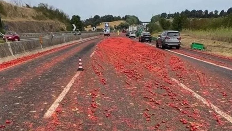 Kamioni shtron karrexhatën e Napolit me domate, 8 km radhë mjetesh në pikun e vapës