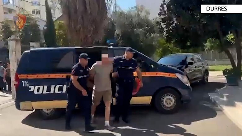 Parandalohet krimi në familje në Durrës, 53-vjeçari përleshet me 2 vëllezërit e tij, njëri plagoset! I gjenden armë e silenciator, të tre në pranga (Emrat)