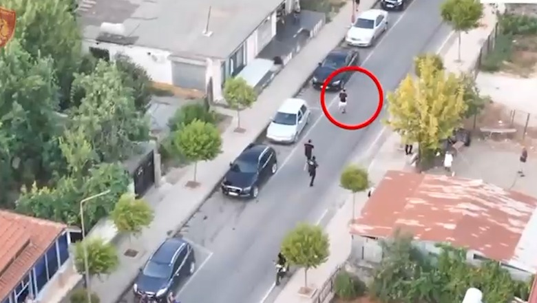 VIDEOLAJM/ Policia ‘bastis’ lokalin e përshtatur për lojëra fati në Mat, lojtari ia fut vrapit! Momenti kur policët e ndjekin nga pas