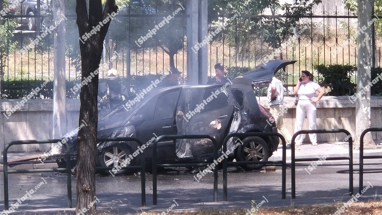 FOTO/ Makina digjet në mes të Tiranës, shkrumbohet nga flakët