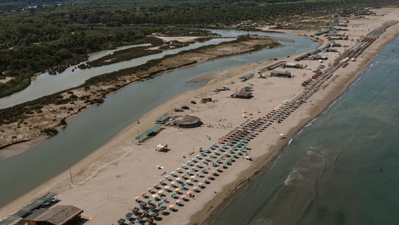 Fier, plazhi i Darëzezës i frekuentuar në fund të gushtit! Pushuesit: Vijmë për detin e pastër, rërën kurative dhe çmimet e lira