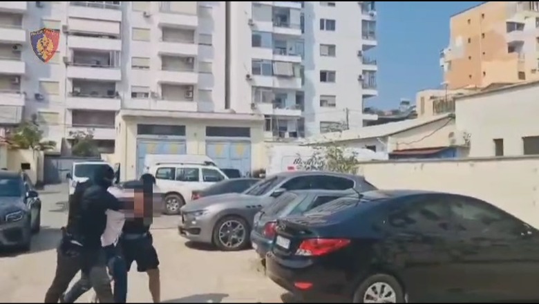 EMRI/ Italia e kërkonte për narkotrafik dhe organizatë kriminale prej vitit të kaluar, arrestohet për ekstradim 26-vjeçari në Kavajë (VIDEO)