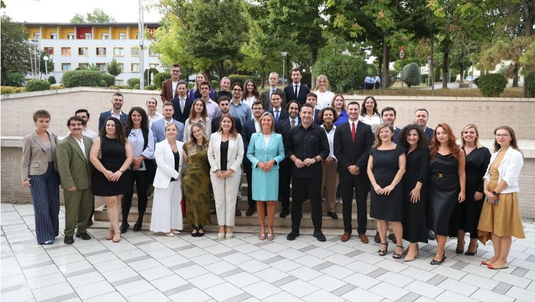 32 studentë nga Europa në Kolegjin e Europës në Tiranë, Veliaj: Tre bursa për të rinjtë ekselentë shqiptarë! Ambasadori i BE: Shqipëria është Europë