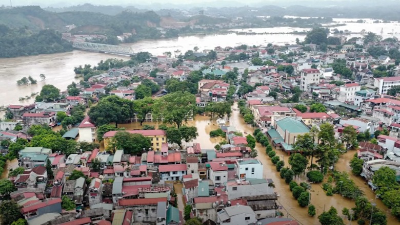 Vietnam/ Tajfuni 'Yagi' shkëput urën, kamioni përfundon në lumë (VIDEO)