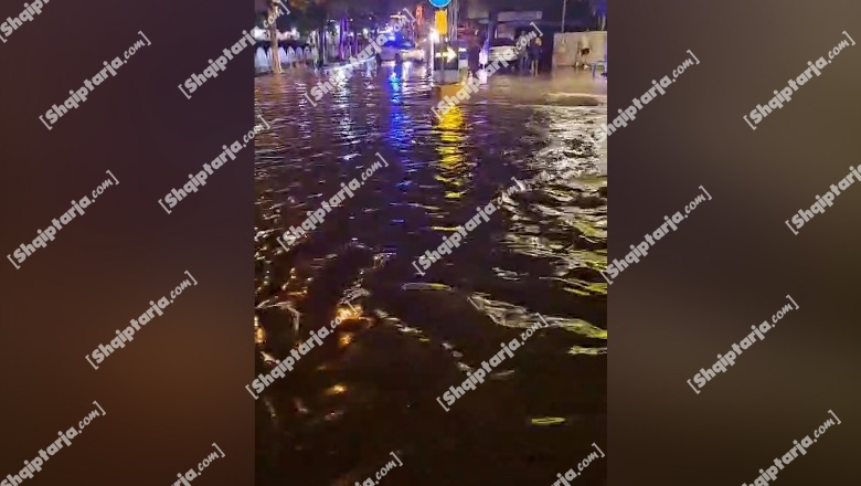 Saranda ‘pushtohet’ nga uji, reshjet e dendura të shiut përmbytin rrugë e biznese (VIDEO)