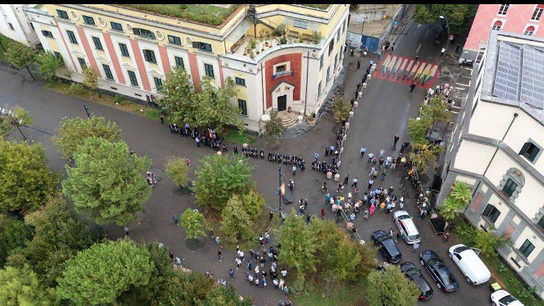 Foto nga lart/ Dështimi i dytë i Belind Këlliçit si drejtues qarku! Nuk mbledh dot më shumë se një grusht militantësh para bashkisë së Tiranës