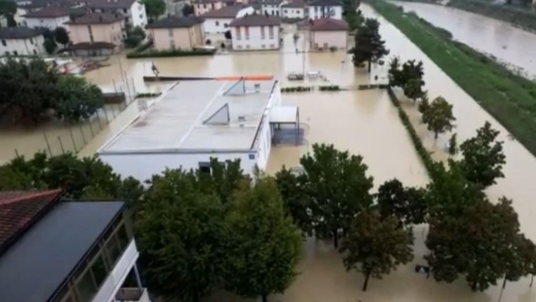 VIDEO/ Lumenj që vërshojnë, rrugë, banesa dhe plazhe të përmbytura në Itali! Pamjet nga situata e motit të keq në Emilia Romagna