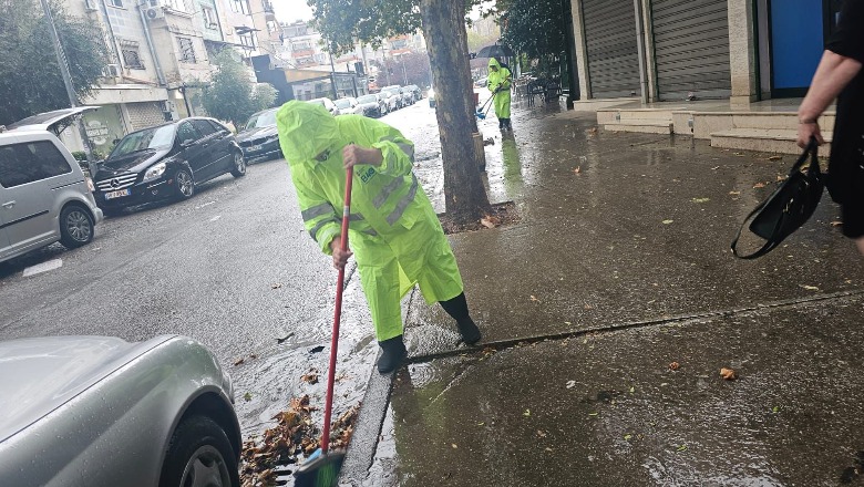 Reshjet e dendura të shiut në Tiranë, punonjësit e Bashkisë në terren