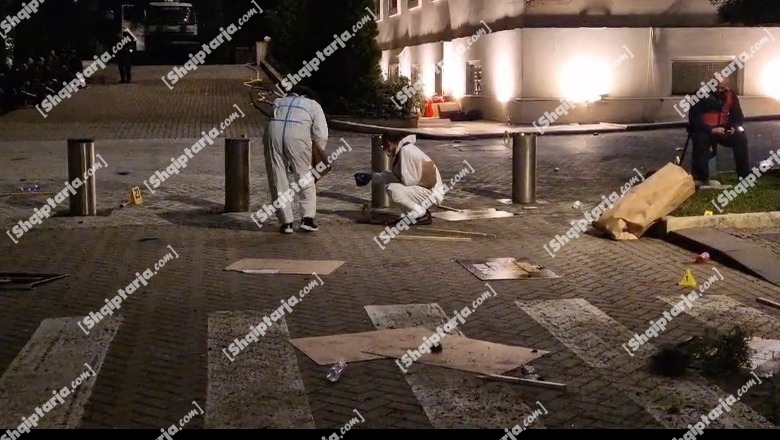 Policia gjen dy çanta të mbushura me 15 Molotovë të paplasur në afërsi të Bashkisë së Tiranës