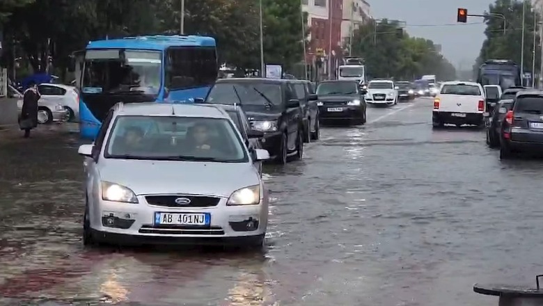 VIDEO/ Reshje të dendura shiu, rrugët e Shkodrës mbulohen nga uji, vështirësi në lëvizje