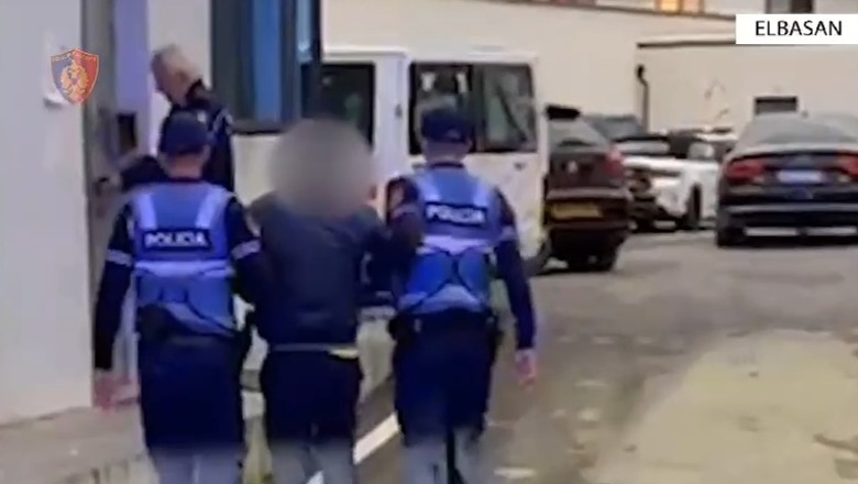 Elbasan, i dehur tentoi të vriste një 26-vjeçar me thikë, arrestohet autori! Në pranga dhe mjeku roje i spitalit, tentoi ta fshihte (VIDEO)