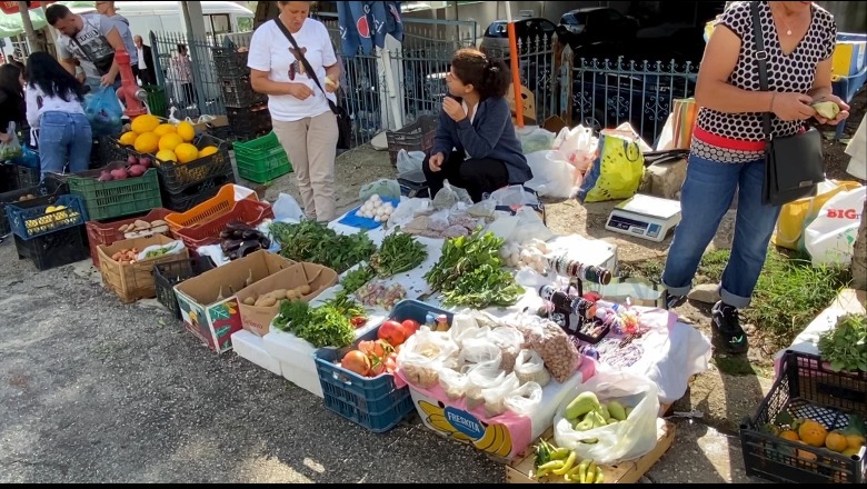 Ndotje dhe kaos në Ballsh! Ushqimet shiten në rrugë, konsumatorët në rrezik: Jemi ankuar, por Bashkia s’e vë ujin në zjarr