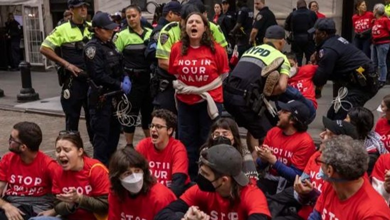 Mbi 500 hebrenj bllokojnë bursën e Wall Street, protestë që vendi i tyre të ndalë luftën në Gaza dhe Liban! 206 aktivistë të arrestuar