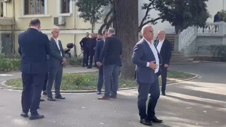 FNSH u fut në oborrin e Kuvendit, shefi i Gardës debate me vartësit: Nuk i kërkuam, pse i lejuat?! (VIDEO)