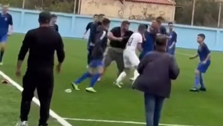 VIDEO/ Dhuna ulet 'këmbëkryq' në futbollin shqiptar, grushta dhe shkelma mes futbollistëve! Në fushë edhe prindërit