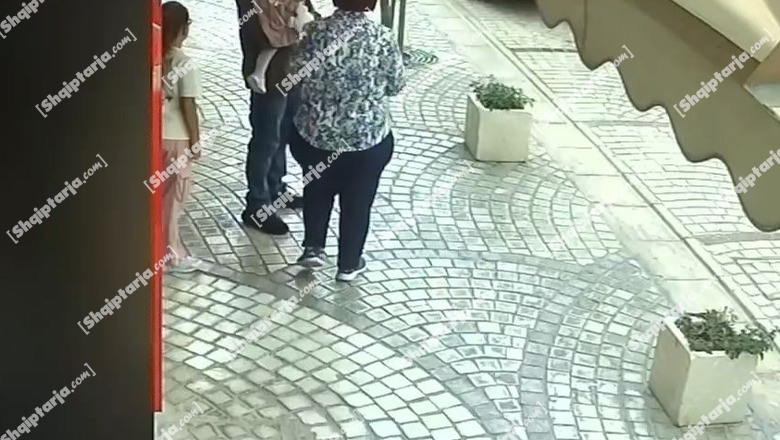 Sarandë/ Ishin duke ecur në trotuar! Shoferi rrezikon jetën e fëmijës 1- vjeçar dhe familjes! Ja momenti kur mjeti përplas vazon e luleve (VIDEO)