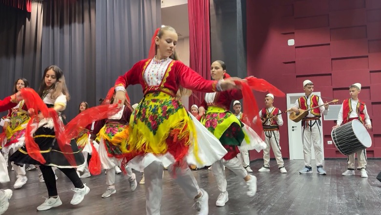 Lezha mban gjallë traditën folklorike, trashëgimi tek rinia! Llesh Prenga: Të rinjtë kanë interes për vallen e çiftelinë