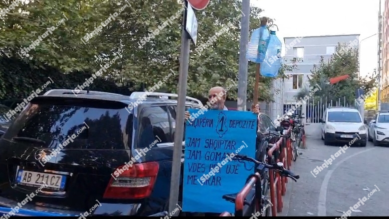 Meta në seancë, protesta simbolike para GJKKO! Një artizan me bidonë bosh: Politikanët pasuri marramendëse, shqiptarët ujë me fasha orare (VIDEO)