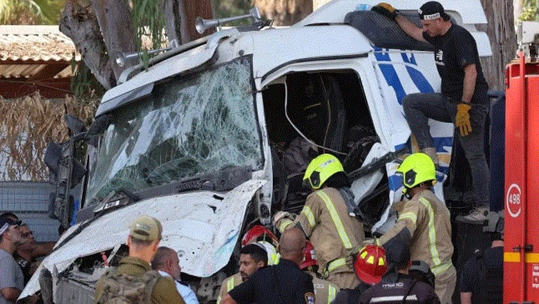 Izrael/ Kamioni përplas turmën që po priste autobusin në stacion! 40 të plagosur