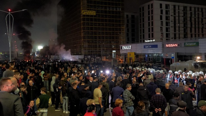 Protesta e opozitës me bllokimin e akseve nacionale/ Policia çon 16 deputetë të PD-së në SPAK, mes tyre edhe Noka, bllokoi rrugën me mjetin luksoz! 199 protestues në hetim (EMRAT) 