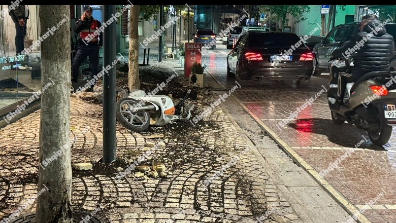 Sarandë/ Aksident i frikshëm, makina përplas motorin dhe vazot dekorative në trotuar, shoferi arratiset! S’ka të lënduar, Policia verifikon kamerat