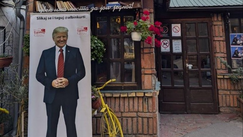 Kafeneja në Beograd vendos posterin e Trump: Bëni foto dhe bëjini tag Albin Kurtit