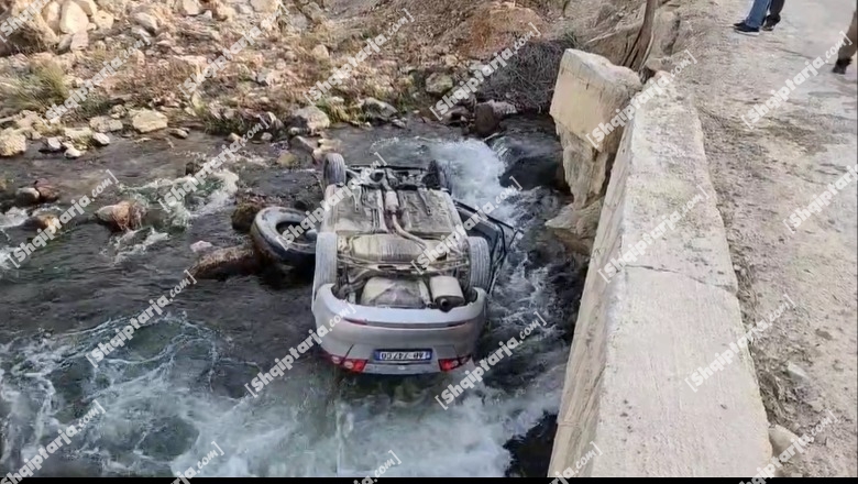 Bulqizë/ Shoferi humbet kontrollin e mjetit, makina bie në lumë (VIDEO)