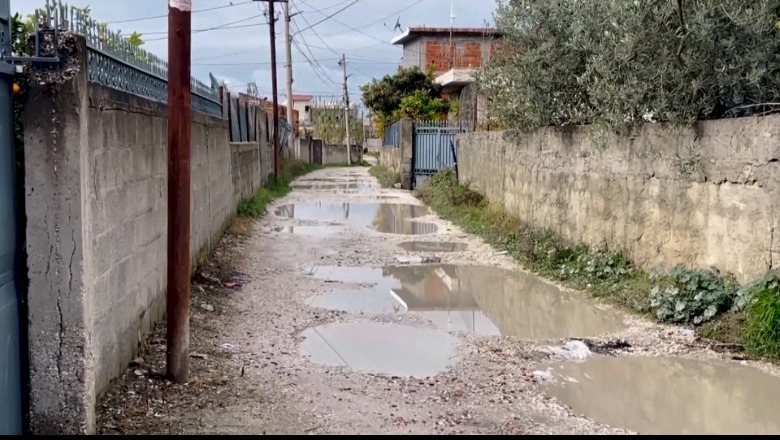 '28 Nëntori', lagjja pa lavdi në Vlorë, banorët: Kemi 30 vite pa rrugë, trotuare e ndriçim (VIDEO)