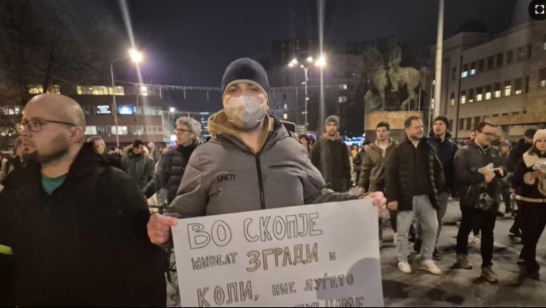 Qindra njerëz protestojnë kundër ndotjes së ajrit në Shkup