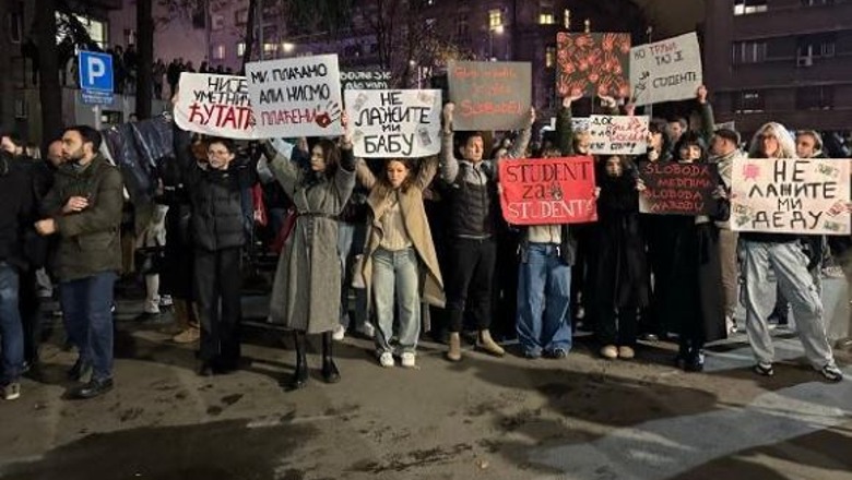 Serbi/ Vuçiç në ditë të vështira, mijëra studentë protestojnë kundër qeverisë në Beograd