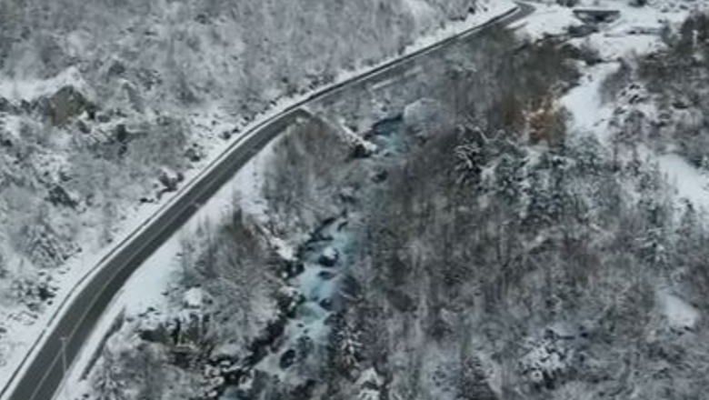 Mbulohet nga ‘velloja e bardhë’ e dëborës, pamjet mbresëlënëse me dron nga Valbona (VIDEO)