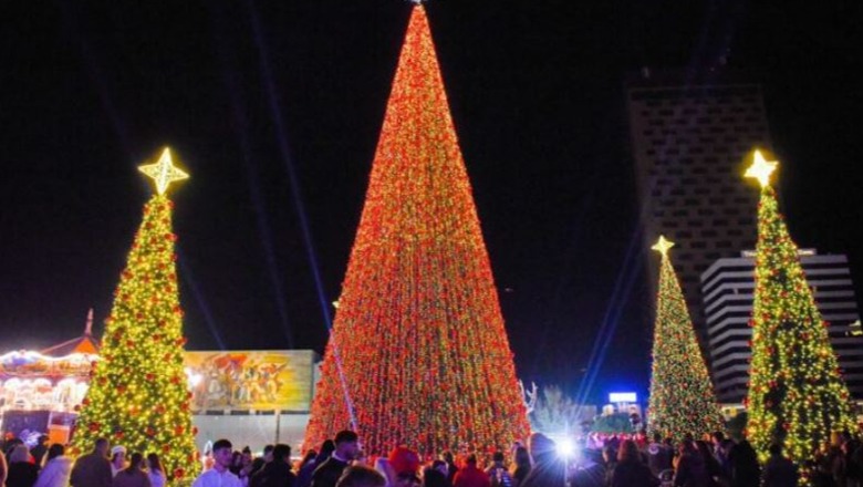 VIDEOLAJM/ Dhjetori i festave në Tiranë, sheshi 'Skënderbej' i ndriçuar nga dritat