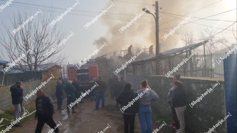 Korçë/ Përfshihet nga flakët banesa, shkak një shkëndijë elektrike! Shkrumbohet nga zjarri edhe një shtëpi në Kolonjë! Shpëtojnë familjarët (VIDEO)