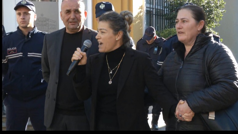 Proteston mamaja e Martin Canit: E çova në shkollë Martinin, por si më erdhi?  